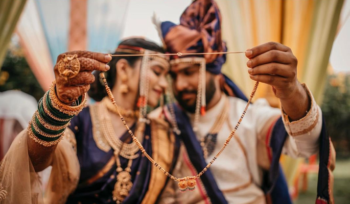 Pranit Hinge Photography - Sayali+Mahesh ♥️ #weddingshoot . . . . . . . . .  . . . . . #weddingday #wedding #weddingcoupleshoot #weddingcouple #couple # coupleposes #weddingwire #wedmegood #groom #bride #brideandgroom  #maharastrianbride ...