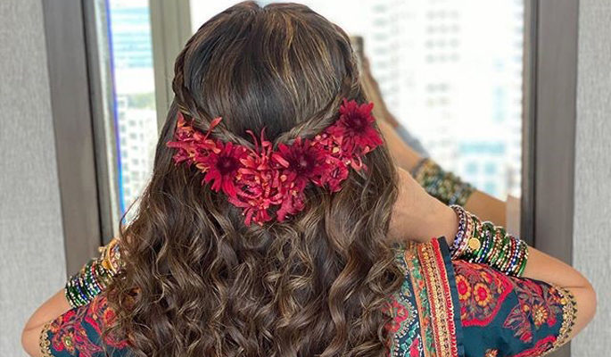 Prettiest Mehendi Hairstyles For The Brides Of 2020 ! | Weddingplz
