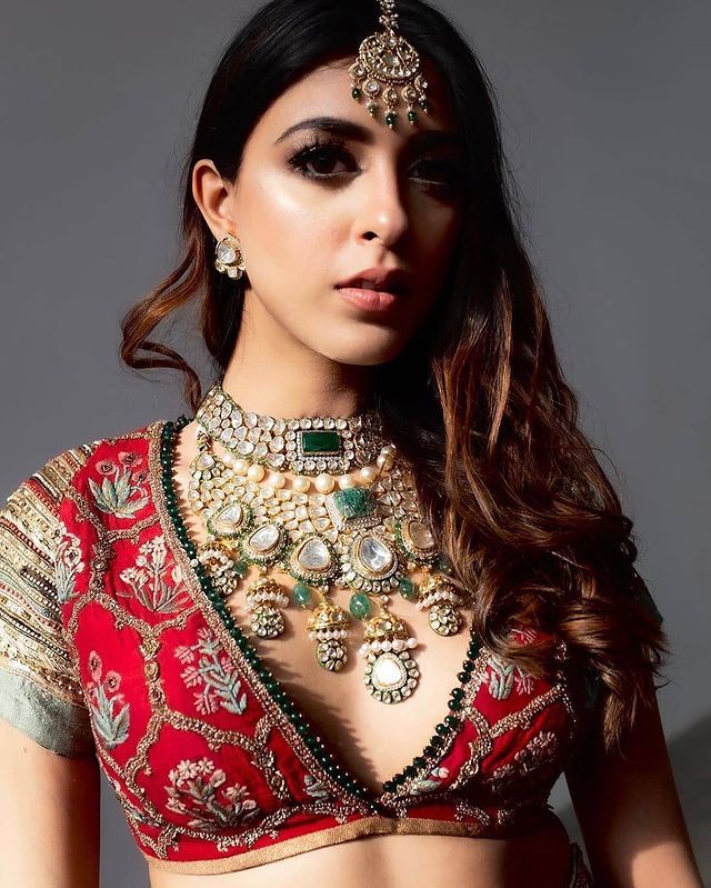 Bridal Blouses With Plunging Necklines Are Ruling The Current Wedding Season