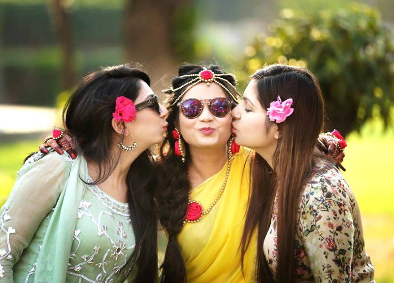 Bridesmaids Kissing Fun